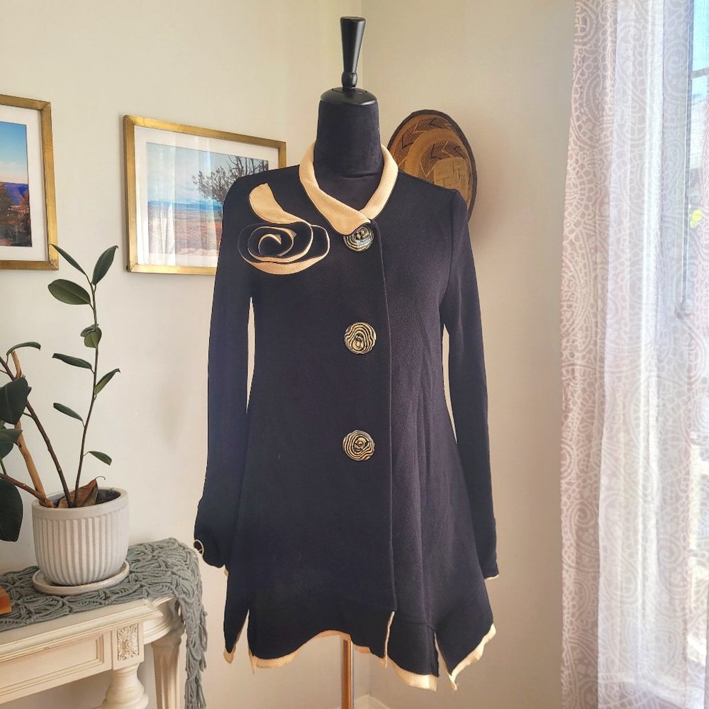 Decorative coat, large buttons and mouldable rose, Beige and Black